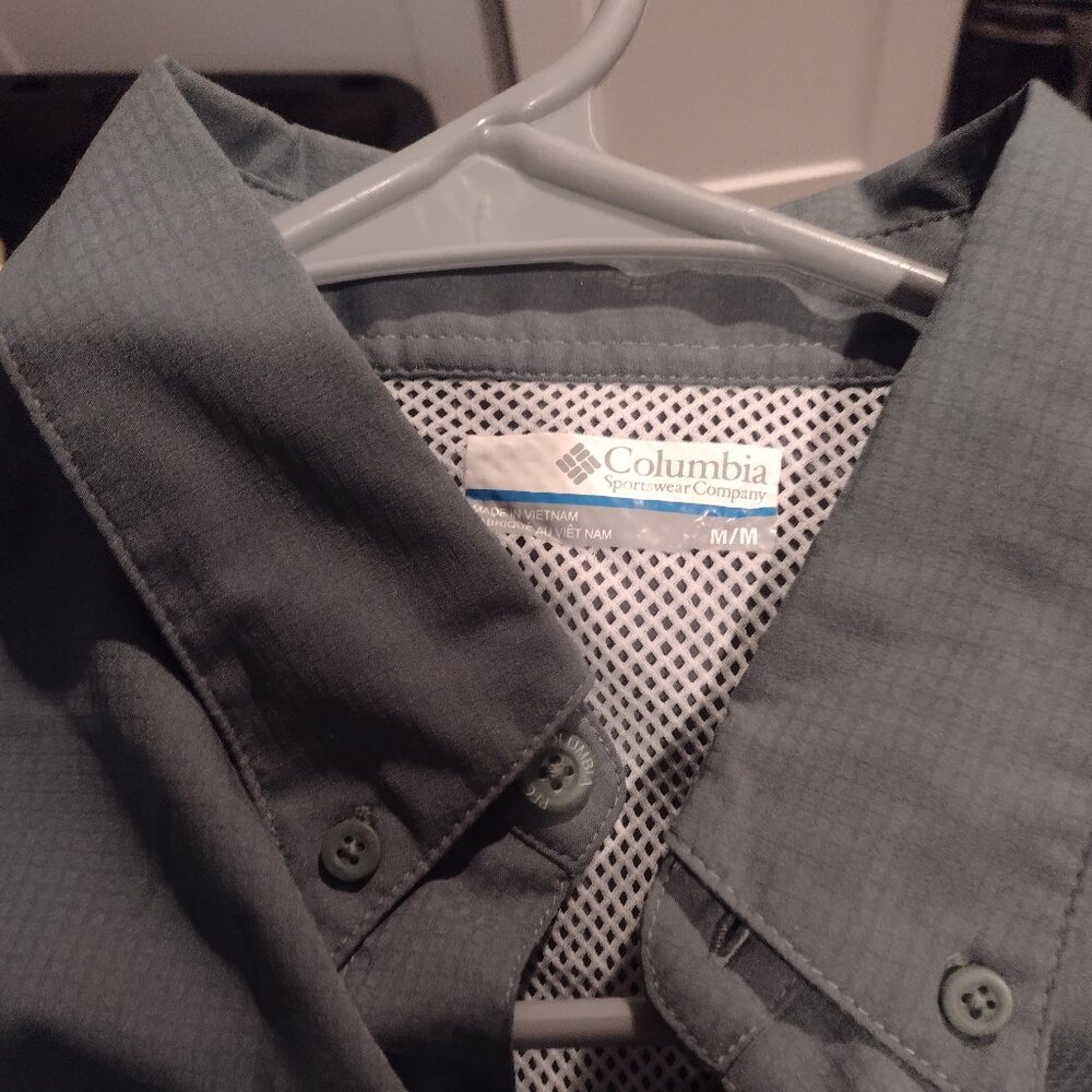 Columbia mens medium PFG button down green shirt